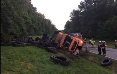 Mit Lkw bei Wackersdorf in den Graben