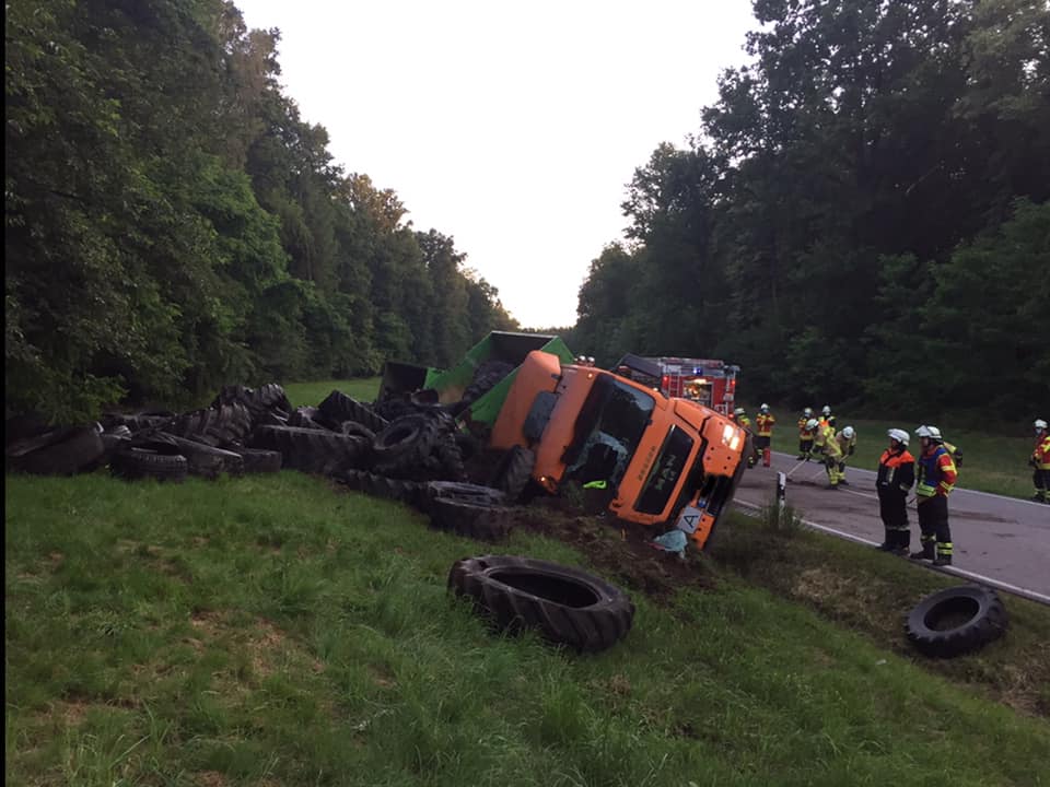 Kurz vor Heselbach kam der Lkw in einer Linkskurve ohne Fremdeinwirkung alleinbeteiligt nach rechts von der Fahrbahn ab und landete im Graben Foto: THW OV Schwandorf