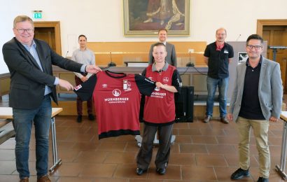 Mit Club-Trikot für Einsatz in Krisenzeiten gedankt – OB Michael Cerny übergibt Ehrentrikots von VGN und 1. FC Nürnberg