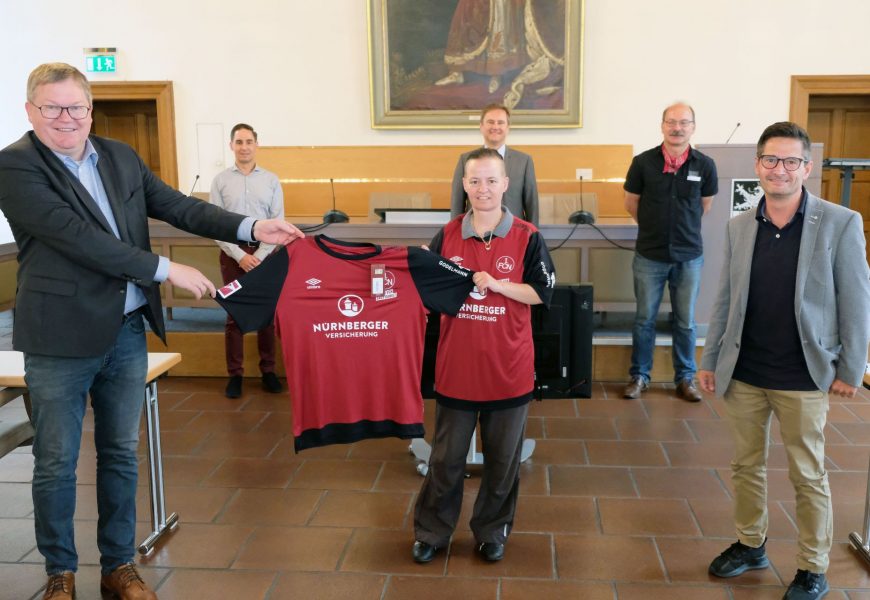 Mit Club-Trikot für Einsatz in Krisenzeiten gedankt – OB Michael Cerny übergibt Ehrentrikots von VGN und 1. FC Nürnberg