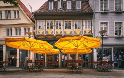 Pkw-Fahrer fährt mit Dauerhupen durch die Weidener Fußgängerzone