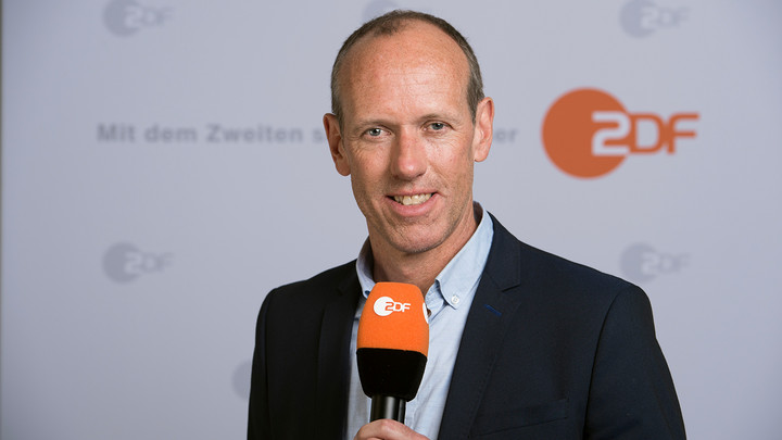 ZDF-Reporter Martin Schneider kommentiert das Relegationshinspiel 1. FC Nürnberg – FC Ingolstadt 04. Copyright: ZDF/Sandra Hoever 