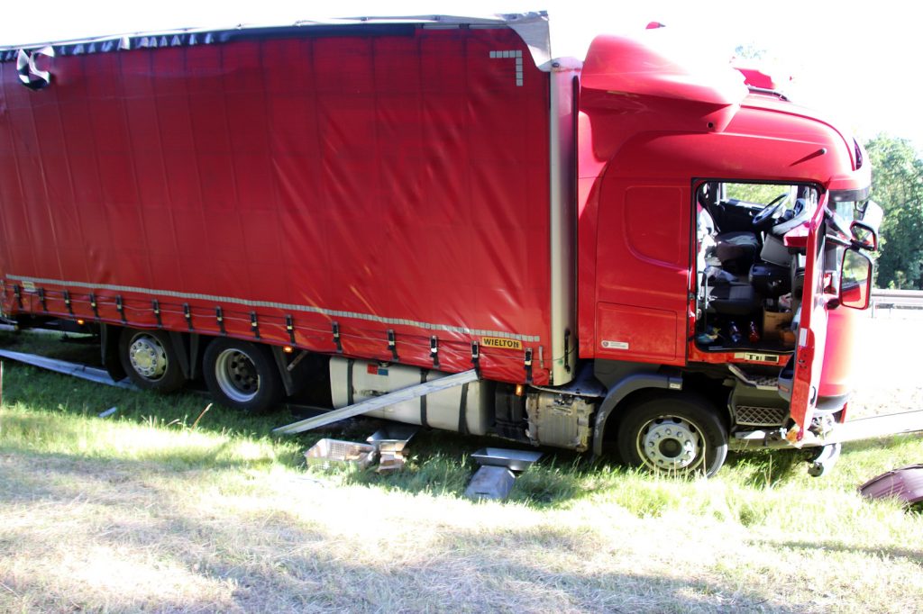 Der LKW verkeilte sich an der Leitplanke und verlor Betriebsstoffe Foto: Oberpfalz Aktuell