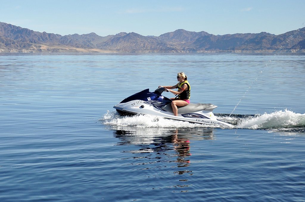 Symbolbild: Jetski-Fahrerin