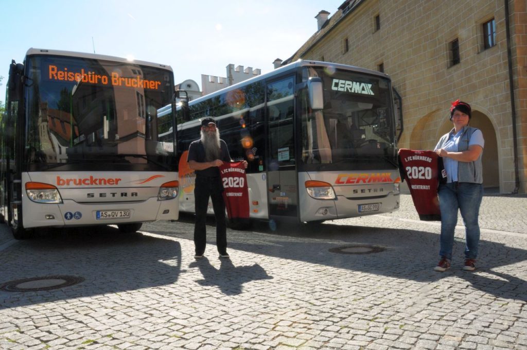 Nicole Sahr und Willi Preuß chauffierten ihre Gäste sicher durch die Corona-Krise. Dafür gab es als kleines Dankeschön – stellvertretend für alle Bus- und Bahnfahrer im Landkreis - ein Ehrentrikot vom Club. Foto: Martina Beierl