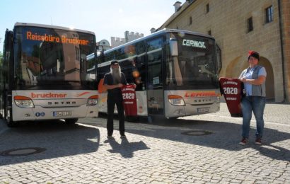 Landrat Richard Reisinger bedankt sich bei Omnibusfahrern mit Ehrentrikots