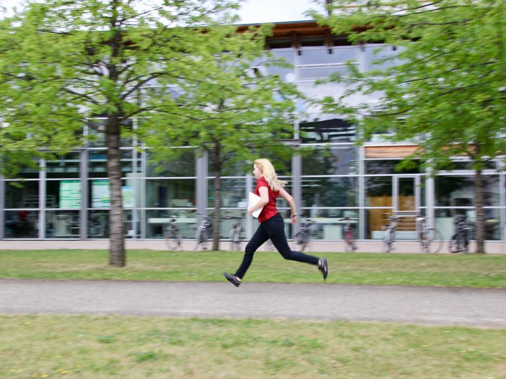 Der Countdown läuft: Noch bis 01.09.2020 bzw. 14.09.2020 können sich Studieninteressierte an der OTH Amberg-Weiden für viele Bachelor-Studiengänge bewerben. Foto: Keck/OTH Amberg-Weiden