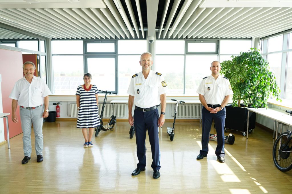 v.l.n.r. Hr. Schötz, Fr. Faes, Vizepräsident Schöniger, Polizeirat Schieder Foto: Polizeipräsidium Oberpfalz