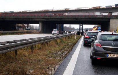 Pkw-Brand am Autobahnkreuz Regensburg