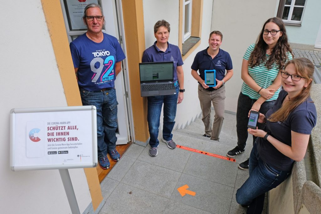 Das Team des Einwohneramts bei der Nebeneingangstür im Innenhof (von links nach rechts): Frank Müller, Sachgebietsleiterin Andrea Schlosser, Amtsleiter Martin Schafbauer, Simone Marchsreiter und Lisa Falk. Foto © Stadt Amberg, Thomas Graml