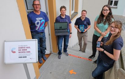 Das Team des Einwohneramts bei der Nebeneingangstür im Innenhof (von links nach rechts): Frank Müller, Sachgebietsleiterin Andrea Schlosser, Amtsleiter Martin Schafbauer, Simone Marchsreiter und Lisa Falk. Foto © Stadt Amberg, Thomas Graml