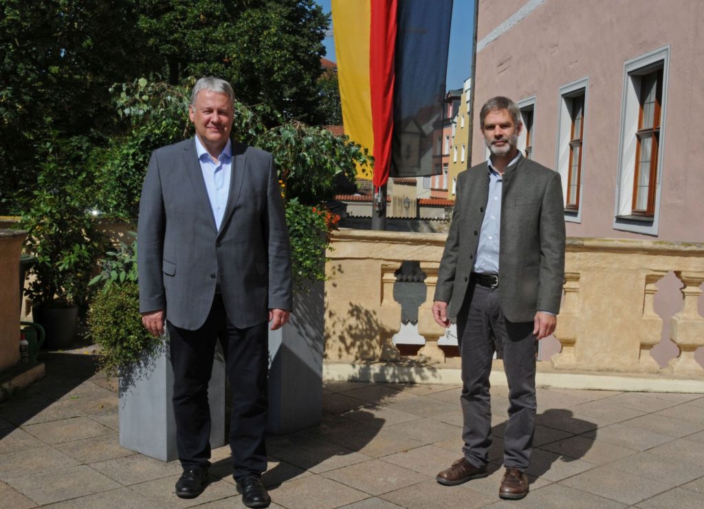 Corona-bedingt musste der Antrittsbesuch von Hans Mages bei Landrat Richard Reisinger etwas auf sich warten lassen. Die weitgehend terminfreie Zeit nutzte der studierte Forstwirt, um sich bestens in seine neue Aufgabe einzuarbeiten. Foto: Christine Hollederer