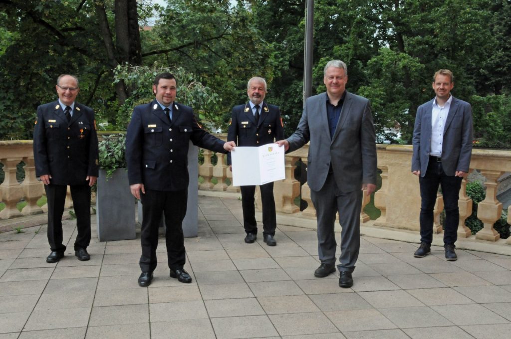 Ein neues Gesicht in der Führungscrew der Feuerwehren Amberg-Sulzbach: Alexander Zeitler (2.vl.li) erhielt von Landrat Richard Reisinger die Ernennungsurkunde. Zu den ersten Gratulanten gehörten Kreisbrandinspektor Hubert Blödt, Kreisbrandrat und Vorsitzender des Bezirksfeuerwehrverbandes Fredi Weiß sowie Rainer Schmid, Sachbearbeiter für Brand- und Katastrophenschutz am Landratsamt (2. Reihe von links). Foto: Christine Hollederer