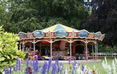 Das Kinderkarussell dreht im Englischen Garten beim "Rossini" seine Runden Foto: Ina Bogner