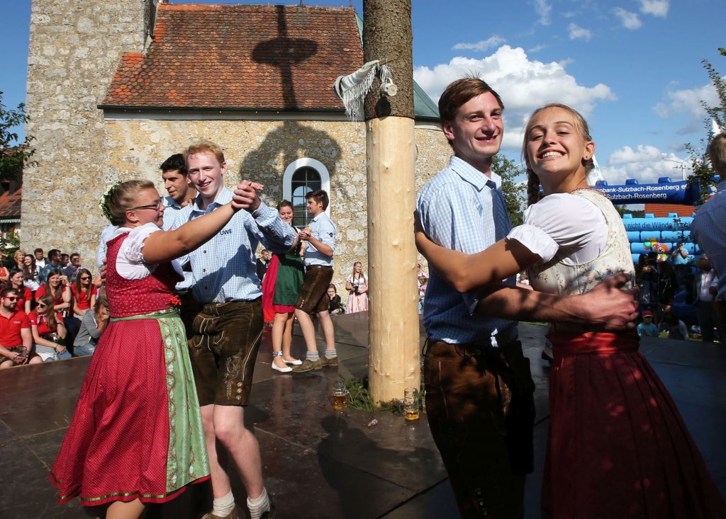 Kirwa-Tanz kann viel Freude bereiten. Wie es nach 8 Stunden tanzen bei den Kirwapaaren aussieht, das wird sich beim Kirwatanz-Marathon Ende November im Kultur-Schloss Theuern zeigen Foto: Bernd Müller