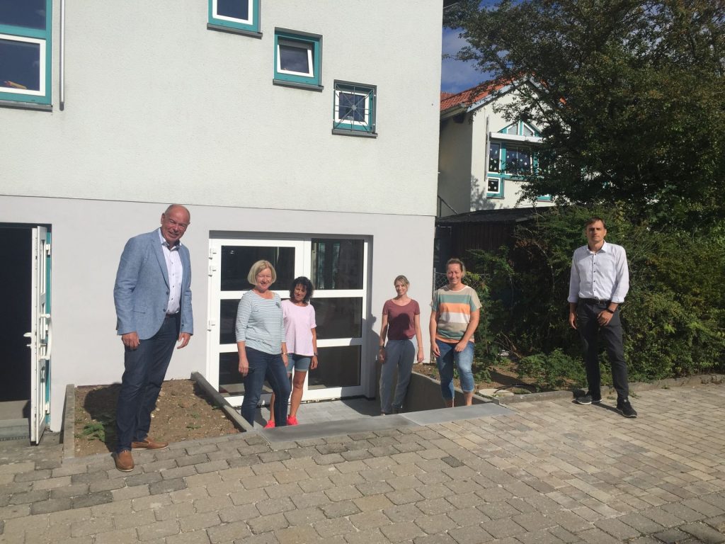 Erster Bürgermeister Roland Strehl (li.) gemeinsam mit Bauamtsleiter Alexander Greiner (re.) bei der Besichtigung der Baumaßnahme. Begleitet werden sie von der Leiterin der Arche Noah, Klaudia Meindl, und ihrer Stellvertreterin Marina Gebhardt (3. u. 4. v.li.), sowie den beiden Gemeinderätinnen Renate Amrhein (2.v.li.) und Andrea Meier (5.v.li.), die an der Kindertagesstätte als Erzieherinnen tätig sind Foto: Wolfgang Roggenhofer, Gemeinde Kümmersbruck