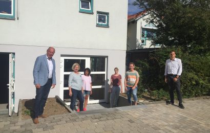 Erster Bürgermeister Roland Strehl (li.) gemeinsam mit Bauamtsleiter Alexander Greiner (re.) bei der Besichtigung der Baumaßnahme. Begleitet werden sie von der Leiterin der Arche Noah, Klaudia Meindl, und ihrer Stellvertreterin Marina Gebhardt (3. u. 4. v.li.), sowie den beiden Gemeinderätinnen Renate Amrhein (2.v.li.) und Andrea Meier (5.v.li.), die an der Kindertagesstätte als Erzieherinnen tätig sind Foto: Wolfgang Roggenhofer, Gemeinde Kümmersbruck