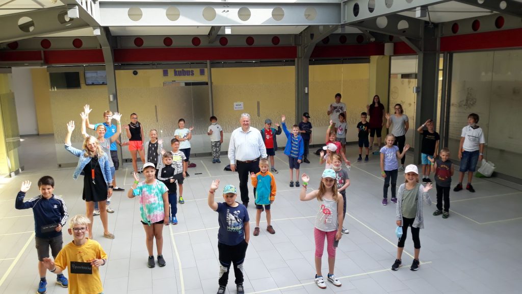 Die Freude war groß zum Auftakt der Ferienwoche im Kubus in Ursensollen, sowohl bei Landrat Richard Reisinger als auch bei den Kindern und den Organisatoren Claudia Mai  und Anita Kinscher von der KoJa Amberg-Sulzbach sowie Philipp Schumann von der Shape School (3., 4. und 5.v.li.). Foto: Maximilian Funk, Shape School