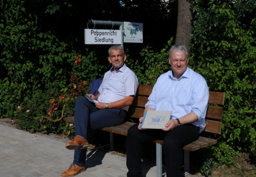 Landrat Reisinger besucht „Mitfahrbankerl“ und „Barrierefreies Imkern“