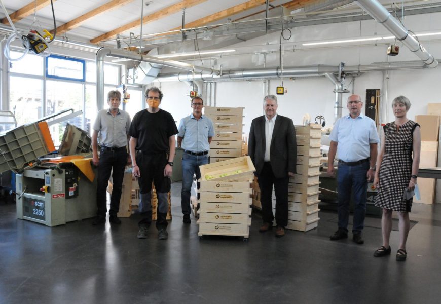 Obststiegen aus der Region für die Region – Jura Werkstätten Amberg-Sulzbach fertigen Holzkisten für Streuobst
