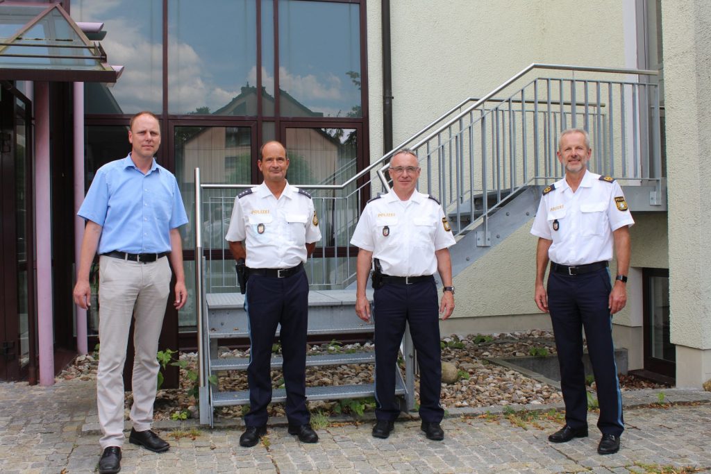 v.l.n.r.: Erster Bürgermeister Christian Hauner, PHK Dieter Weidauer, PHK Josef Rewitzer, Polizeivizepräsident Thomas Schöniger Foto: Kramer, PI Regenstauf