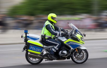 Bei Deining gegen Polizeimotorrad geschlittert