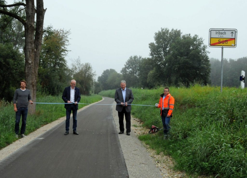 Verkehrsfreigabe des Geh- und Radwegs zwischen Süß und Irlbach mit David Neidl (Landschaftsarchitekten und Stadtplaner Neidl + Neidl), Bürgermeister Bernhard Lindner, Landrat Richard Reisinger und Matthias Kolb (Abteilung Tiefbau am Landratsamt Amberg-Sulzbach, v.li.). Bei schönerem Wetter war der Geh- und Radweg bereits vor der offiziellen Inbetriebnahme stark frequentiert. Foto: Christine Hollederer