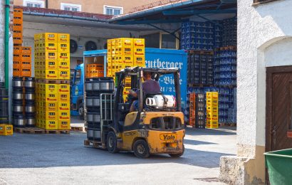 Getränketransporter verliert Ladung bei Winzer