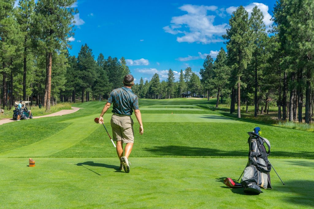 Symbolbild: Golfspieler mit Golfbag