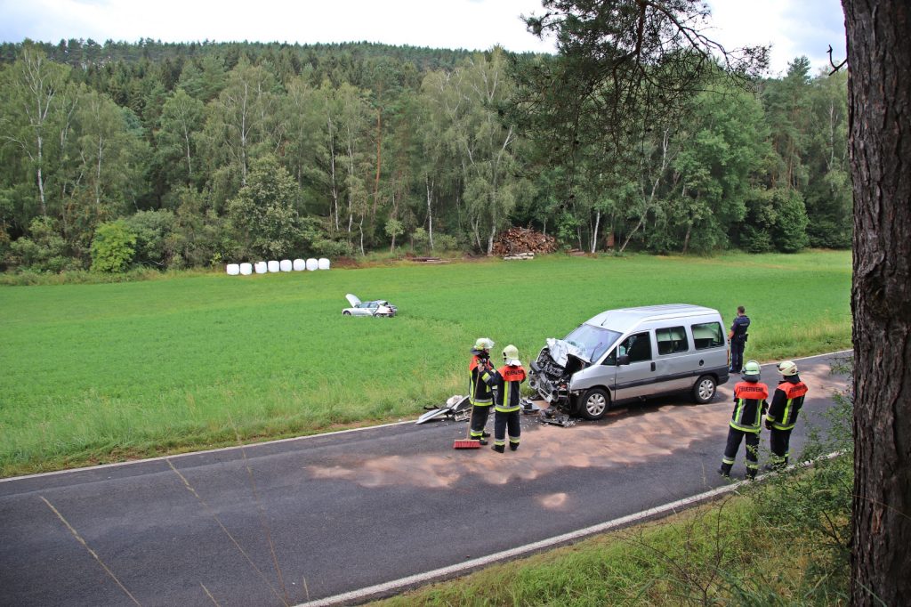 Beide Fahrzeuge waren nicht mehr fahrbereit und mussten abgeschleppt werden Foto: Oberpfalz Aktuell