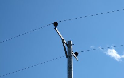 Lastwagen fährt Telefonmast in Bernhardswald um