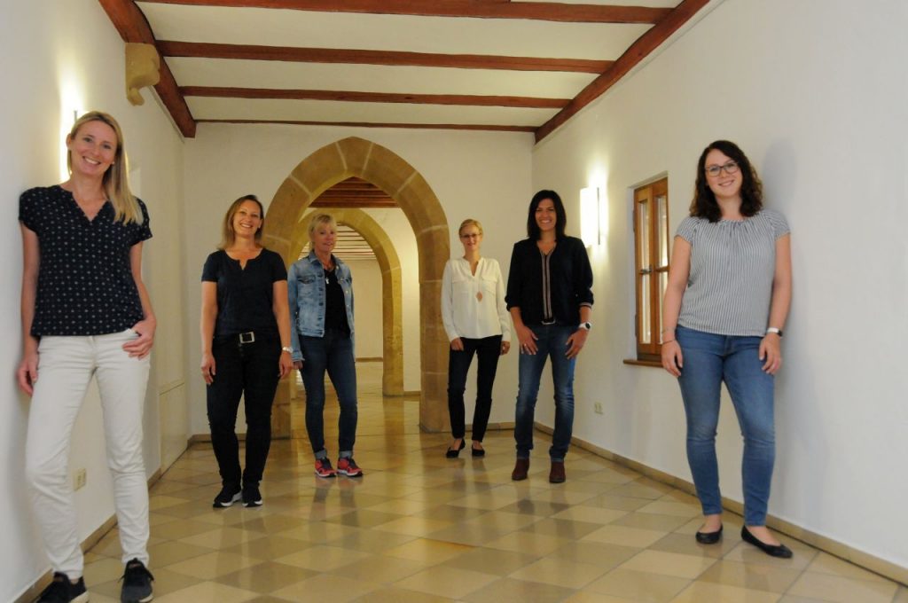 Die Türen der KoKi-Stellen im Landkreis Amberg-Sulzbach und der Stadt Amberg stehen für werdende Eltern, Schwangere und Eltern weit offen. (Von rechts): Laura Seidel, Anja Vogl, Carolin Kopp, Carola Hummel, Marion Donner-Schafbauer und Katrin Wassner. Foto: Martina Beierl