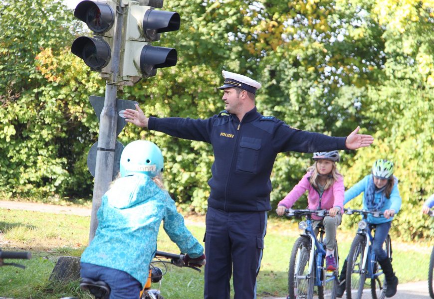 Sicherheitshinweise der Polizei zum Schulbeginn – Verstärkter Blick auf Gurtanlege- und Kindersicherungspflicht