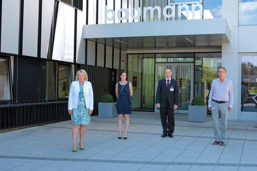 Von links: Prof. Dr. Andrea Klug, Präsidentin OTH Amberg-Weiden, Dipl.-Ing. Maria Traub, Baumann Automation, Prof. Dr.-Ing. Bernhard Frenzel, Fakultät Maschinenbau/Umwelttechnik, Dr.-Ing. Georg Baumann, Firmeninhaber Baumann Automation Foto: Wiesel/OTH Amberg-Weiden