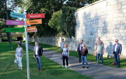 Wegweiser für Werte und Ziele der Stadtgesellschaft Amberg durch Aufkleber beschädigt