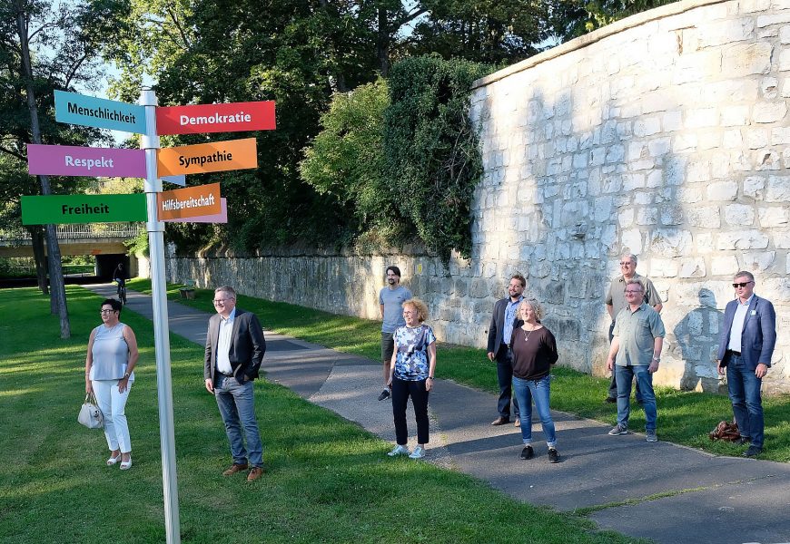 Wegweiser für Werte und Ziele der Stadtgesellschaft Amberg durch Aufkleber beschädigt