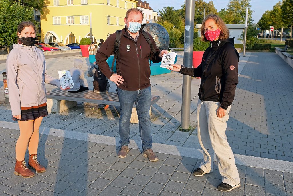 Bus- und Bahnfahren wird belohnt. Brotzeittütenaktion im Rahmen der Europäischen Mobilitätswoche. Heike von Eyb, Koordinatorin für kommunale Entwicklungspolitik und Corinna Loewert (links), Klimaschutzmanagerin, sagten Danke. Foto © Stadt Amberg, Thomas Graml