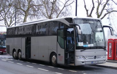 Busfahrer von Fahrgast zur Weiterfahrt genötigt und beleidigt