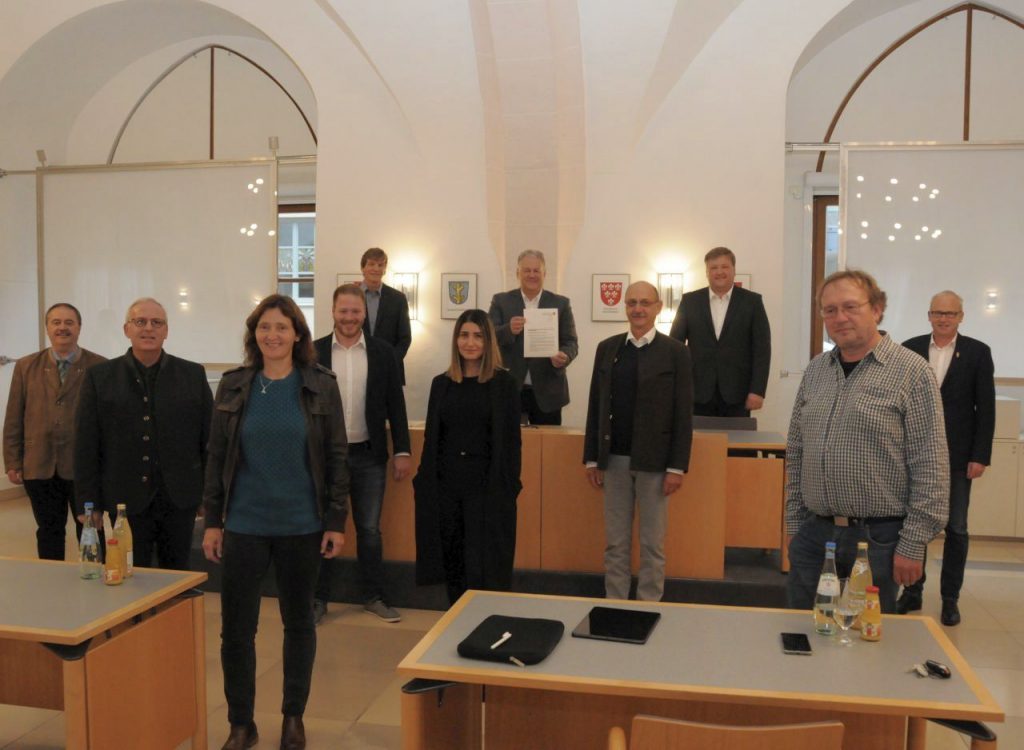 Fraktionsübergreifende Einigkeit herrschte bei der Unterzeichnung der Gemeinsamen Stellungnahme zum Bahnstromausbau durch den Landkreis Amberg-Sulzbach und die Stadt Amberg. Landrat Richard Reisinger hält das Dokument in die Kamera Foto: Martina Beierl