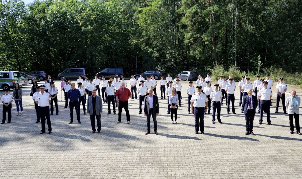 Bei beiden Bildern in der ersten Reihe:  v.l.n.r.: EPHK Schüssel, Herr Hochmuth, EKHK Eichenseher, PP Zink, LRD Kaupper, RR Stiegler     (Foto: Polizeipräsidium Oberpfalz)