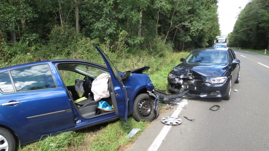 Drei PKW waren an dem Verkehrsunfallunfall beteiligt. Der Sachschaden liegt bei etwa 50000 Euro Foto: Polizei