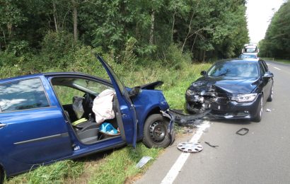 Frontalzusammenstoß mit drei beteiligten Pkw auf der B85