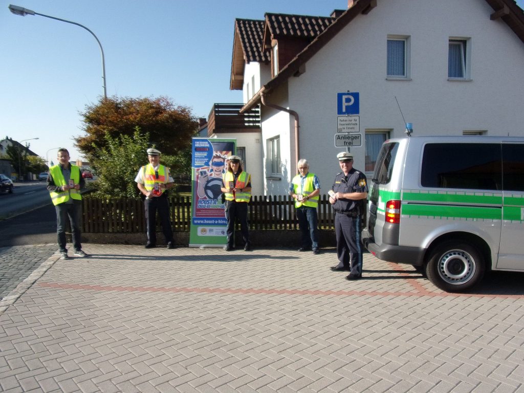 Kontrollstelle der Polizeiinspektion Neustadt a.d.Waldnaab mit Vertretern des Kreisjugendrings (KJR) Neustadt a.d.Waldnaab:     (vlnr): KJR-Geschäftsführer Martin Neumann, Kontaktbeamter PHK Klaus Lang, Verkehrserzieherin PHMin Nicole Wettinger, KJR-Vorsitzender Rupert Seitz, Verkehrssachbearbeiter PHK Tobias Wirth Foto: Polizei