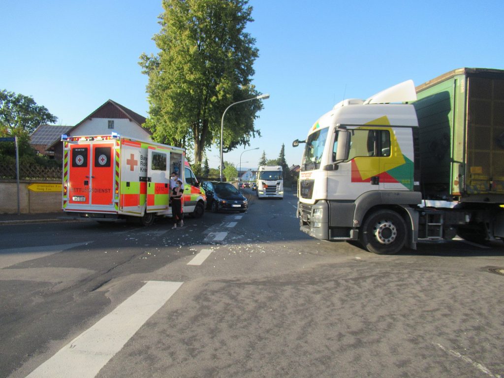 Der Golf trug einen Totalschaden davon, die Fahrerin und ihre Tochter wurden schwerer verletzt und ins Krankenhaus gebracht Foto: Polizei Amberg