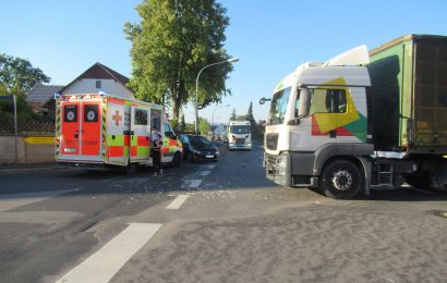 Lkw rammt Golf in Köfering – Mutter und Tochter verletzt