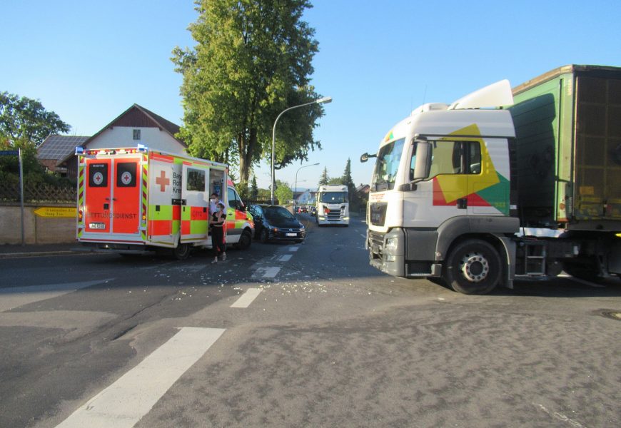 Lkw rammt Golf in Köfering – Mutter und Tochter verletzt