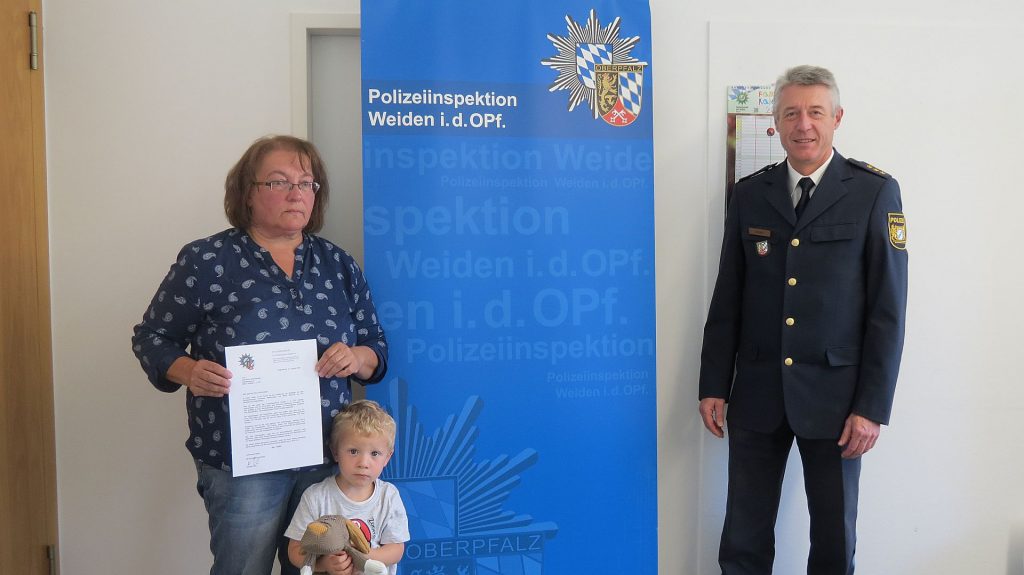 Von links: Frau Hannelore Schönberger, Enkel Johannes mit Hund „Wuschl“, Inspektionsleiter PD Klaus Müller Foto: Polizei Anm.: Einverständnis zur Veröffentlichung des Lichtbildes liegt vor