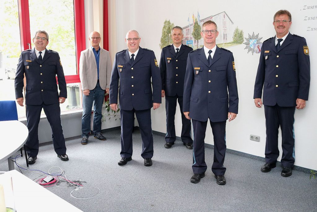 v.l. LPD Robert Hausmann vom PP Oberpfalz; EKHK Gerhard Knorr – Personalratsvorsitzender; PHK Tobias Wirth; EPHK Thomas Meiler – PI Weiden; Thomas Mikolei; EPHK Martin Zehent – Dienststellenleiter PI Vohenstrauß Foto: Polizei