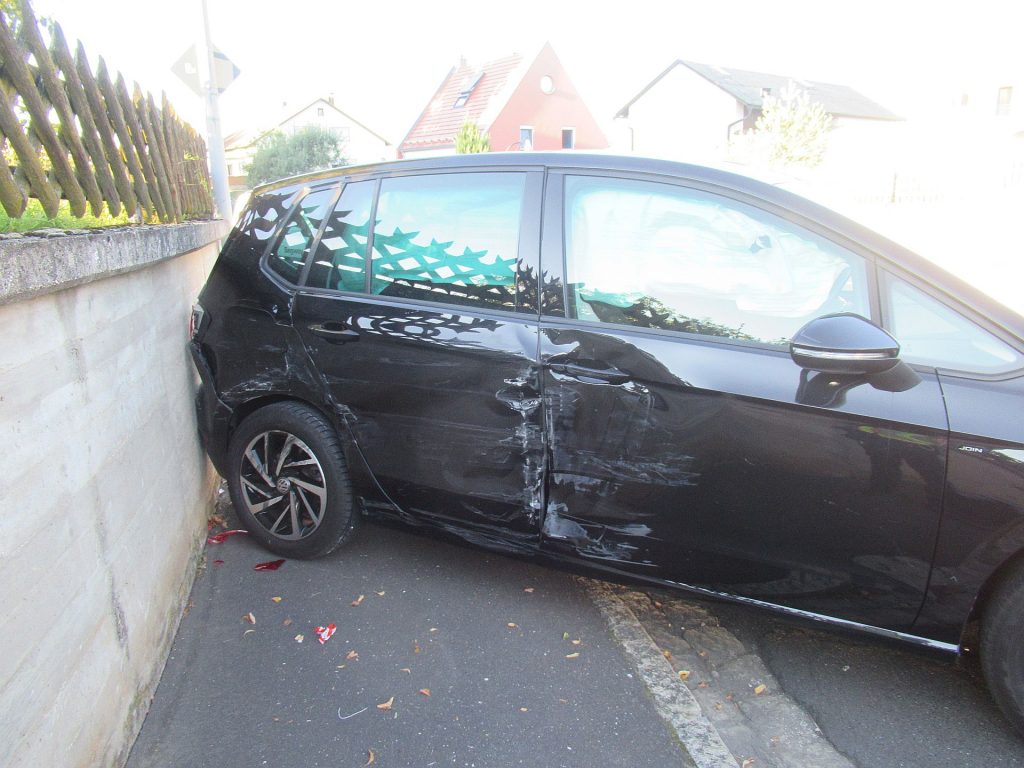 Der Golf trug einen Totalschaden davon, die Fahrerin und ihre Tochter wurden schwerer verletzt und ins Krankenhaus gebracht Foto: Polizei Amberg