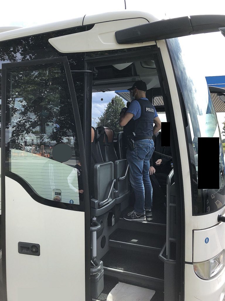 Fahndungsbeamter bei der Kontrolle des Reisebusses Foto: VPI Weiden i.d.OPf.